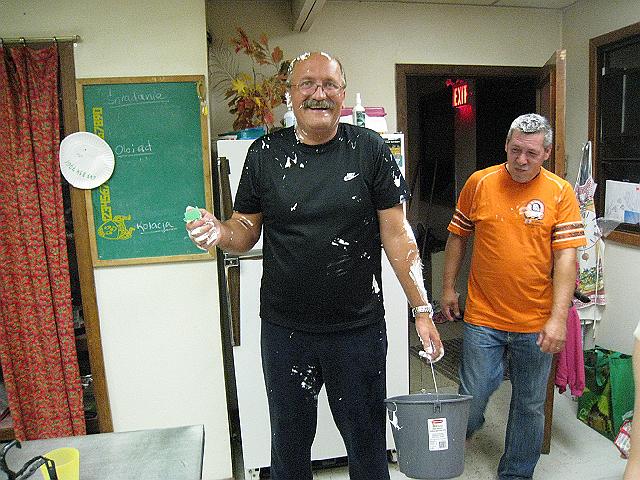 IMG_9895.JPG - It's a war !!! PJ is soaked with the water and shaving cream